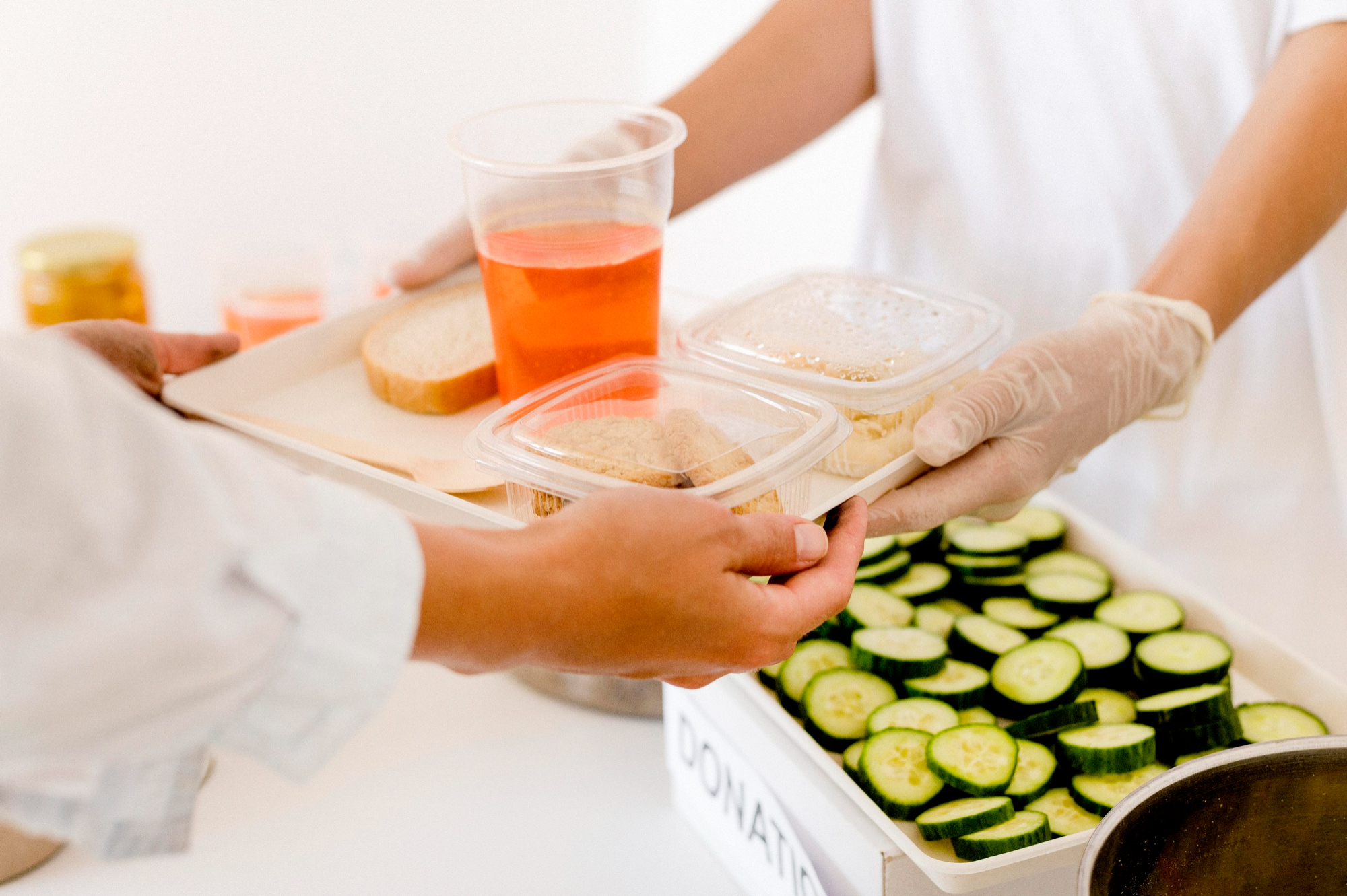 persona-recibiendo-comida